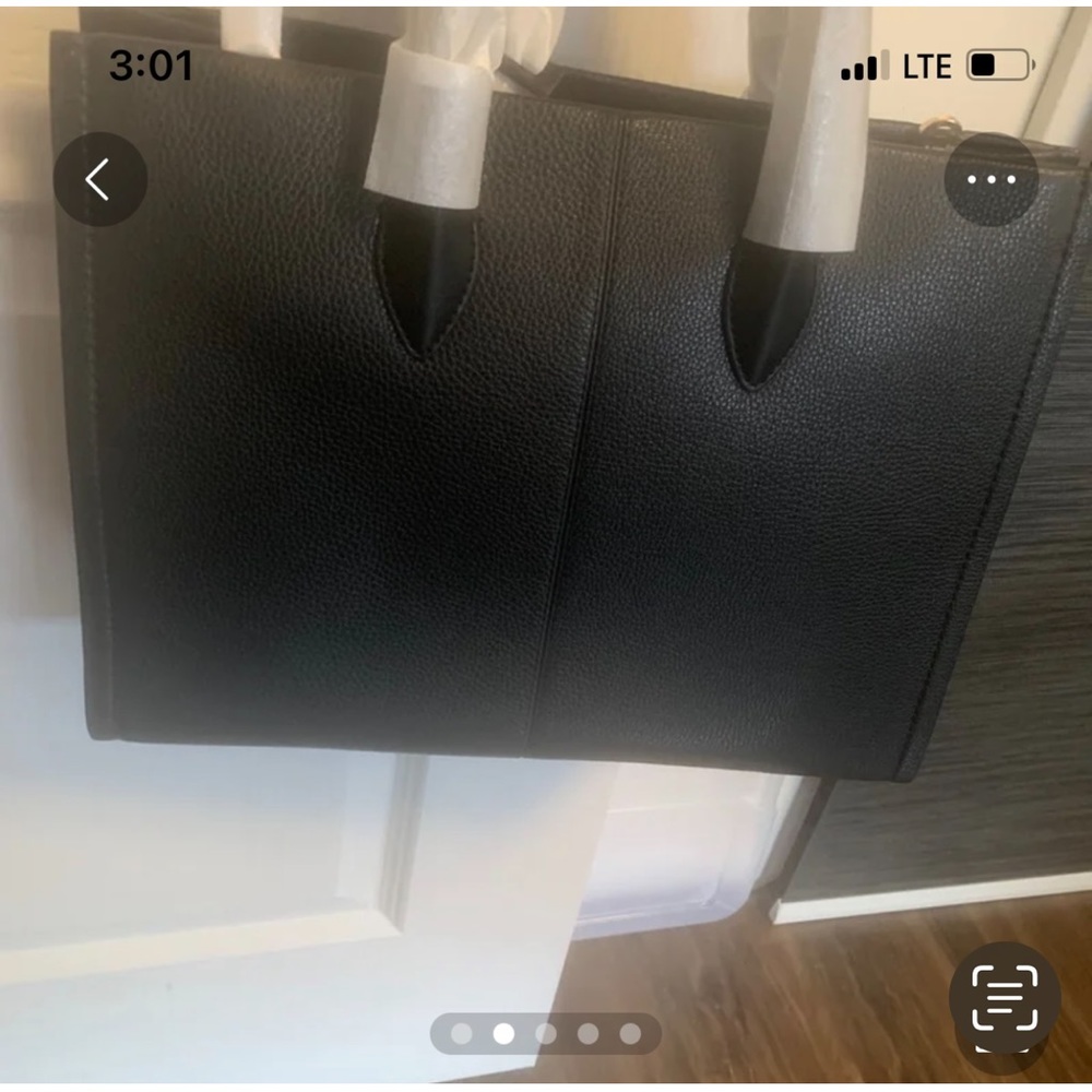Adjustable Strap, Inner Pockets, Lined Bag
Mirella Tote.